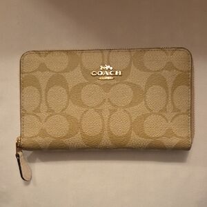NWT Coach Medium Zip Around Wallet